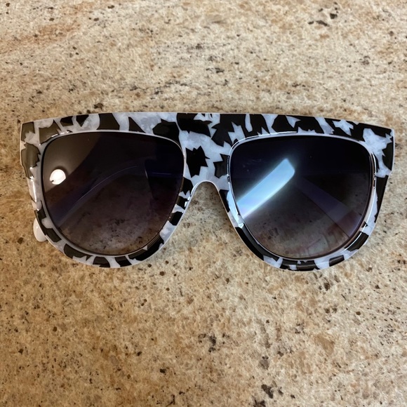 Stunning White/Black Zebra Sunglasses!! - Picture 2 of 4